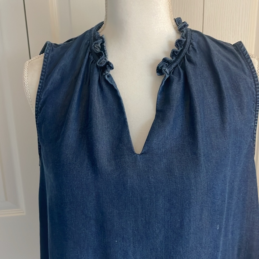 Anne Klein Women’s SZ M Sleeveless Pullover Ruffle Neck Denim -Look Soft Top - Picture 2 of 13